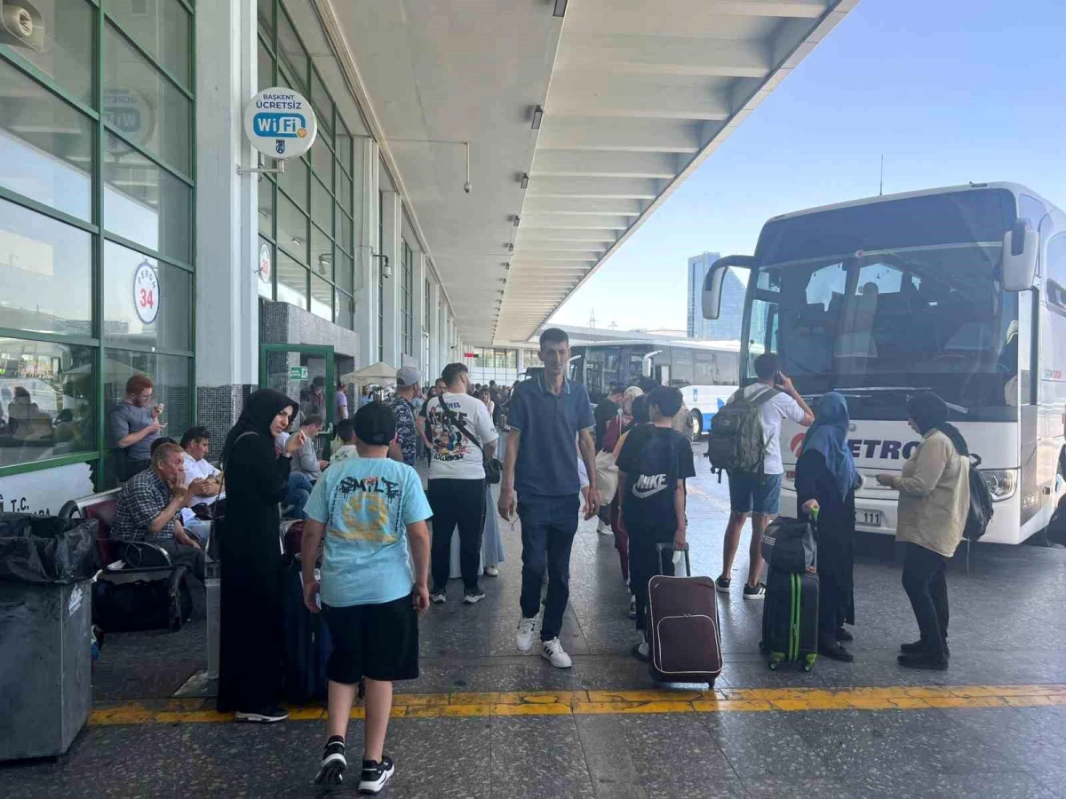 Ankara AŞTİ’de Bayram Dönüşü Yoğunluğu