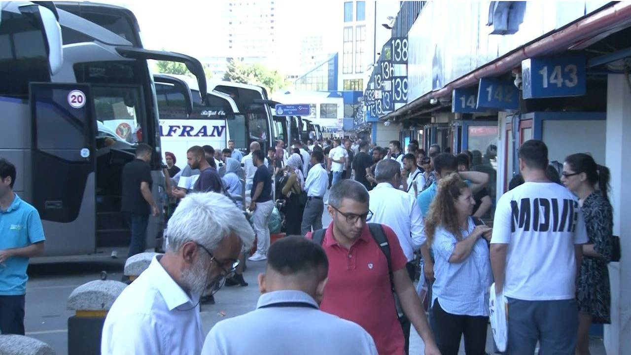 Bayram sonrası akın akın döndüler: Trafik oluştu, iğne atacak yer kalmadı