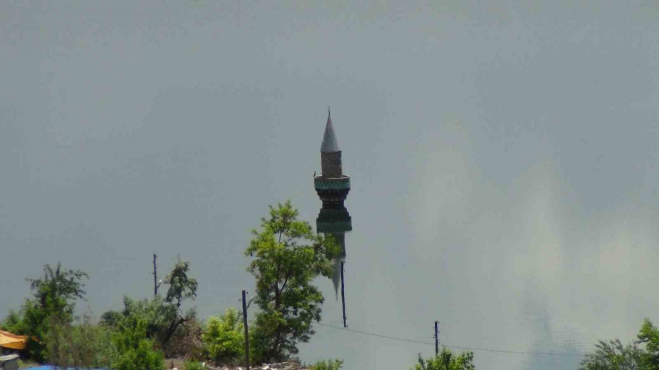 Bir köy sular altında! Geriye sadece cami minaresi kaldı