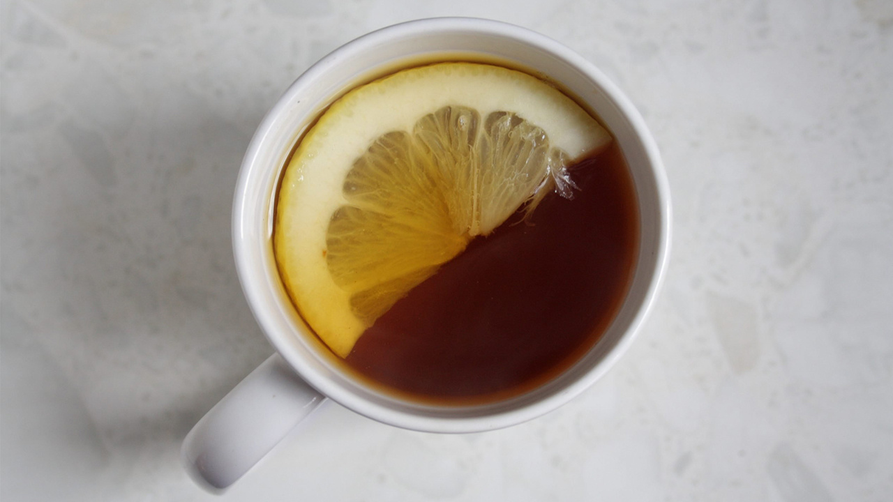 Çaya limon sıkıp içen yaşadı: Etkisini duyunca bardak bardak içeceksiniz. Çaya limon sıkıp içmek neye iyi gelir?