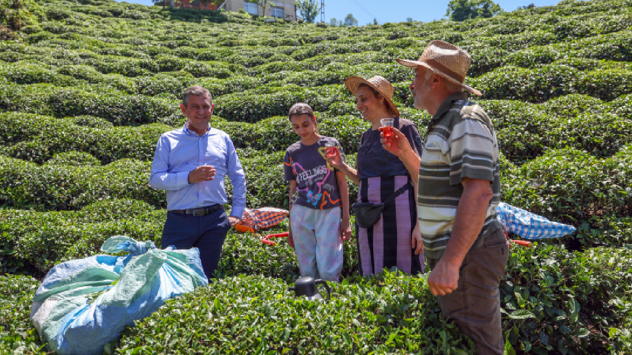 Özgür Özel, miting öncesinde Rize’de çay üreticilerini ziyaret etti
