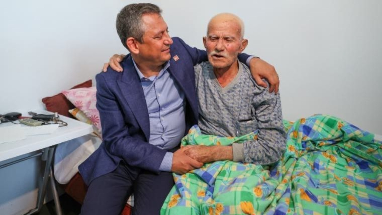CHP lideri Özgür Özel, en yaşlı CHP üyesini ziyaret etti