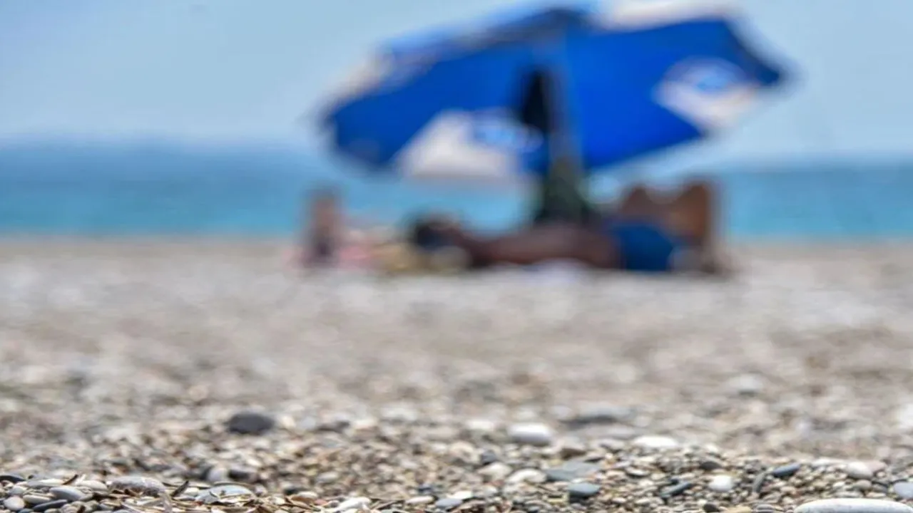Çöplüğe dönüştü: Antalya’nın ünlü sahili kirlilikle boğuşuyor!