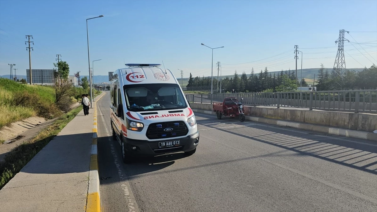 Çorum’da Üç Tekerlekli Elektrikli Motosiklet Kazası: Çift Yaralandı