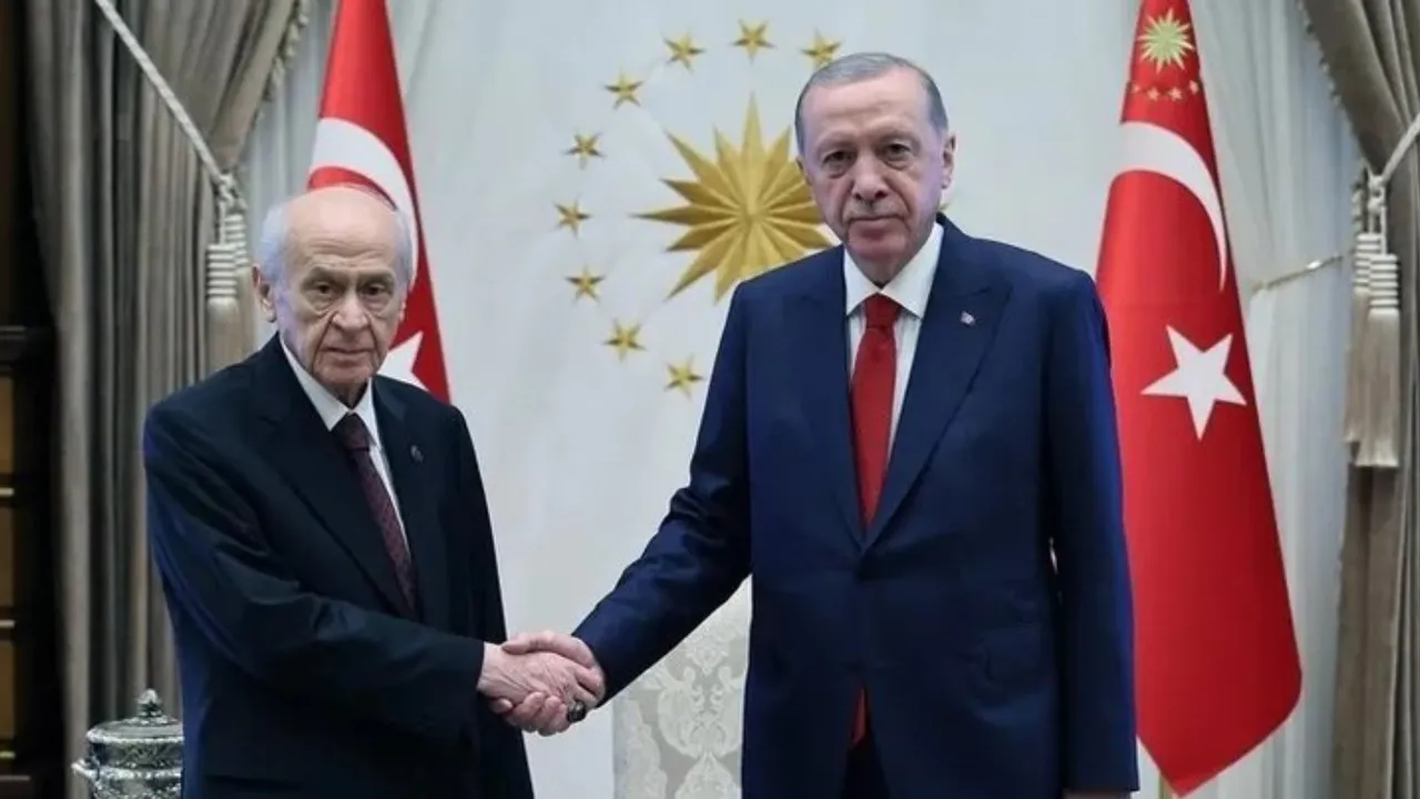 Cumhurbaşkanı Erdoğan ve MHP Lideri Bahçeli, Cumhurbaşkanlığı Külliyesi’nde bir araya geldi!