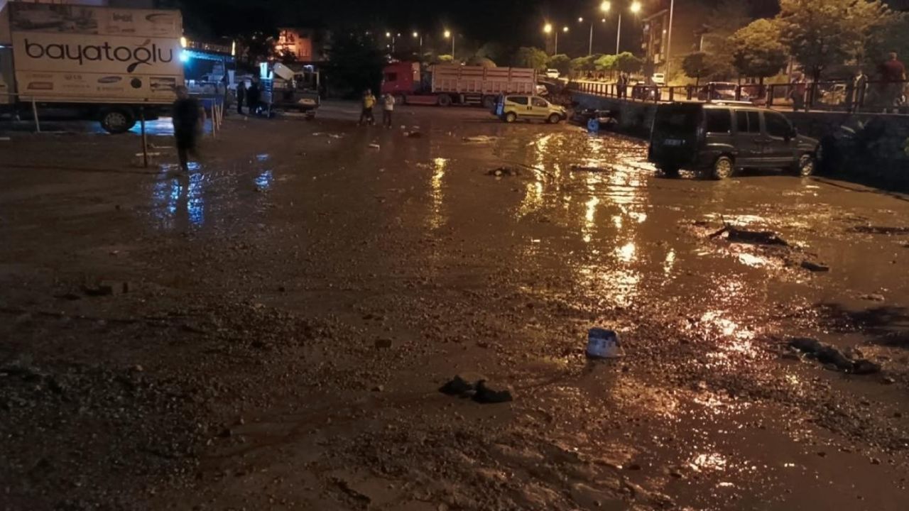 Divriği’nde sağanak felaketi! Caddeler göle döndü, araçlar su altında kaldı