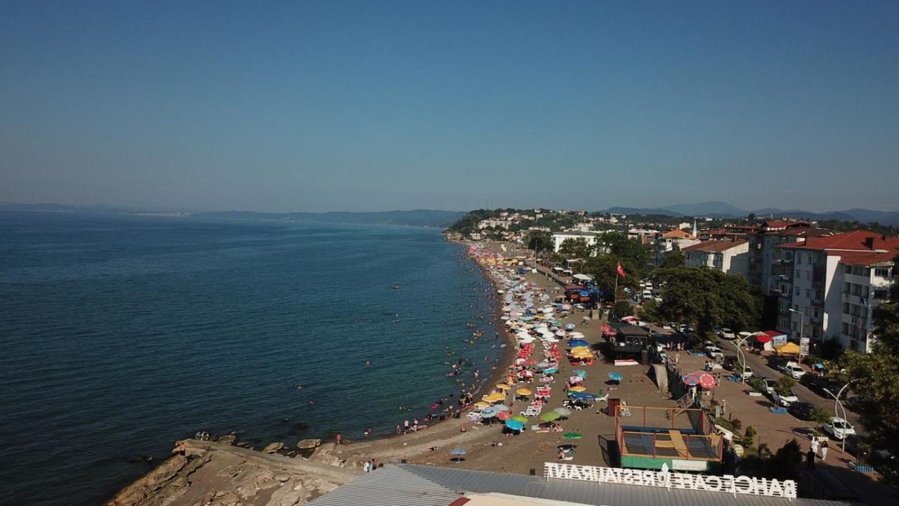 Düzce Akçakoca’da olumsuz hava koşulları nedeniyle deniz girişlerine kısıtlama