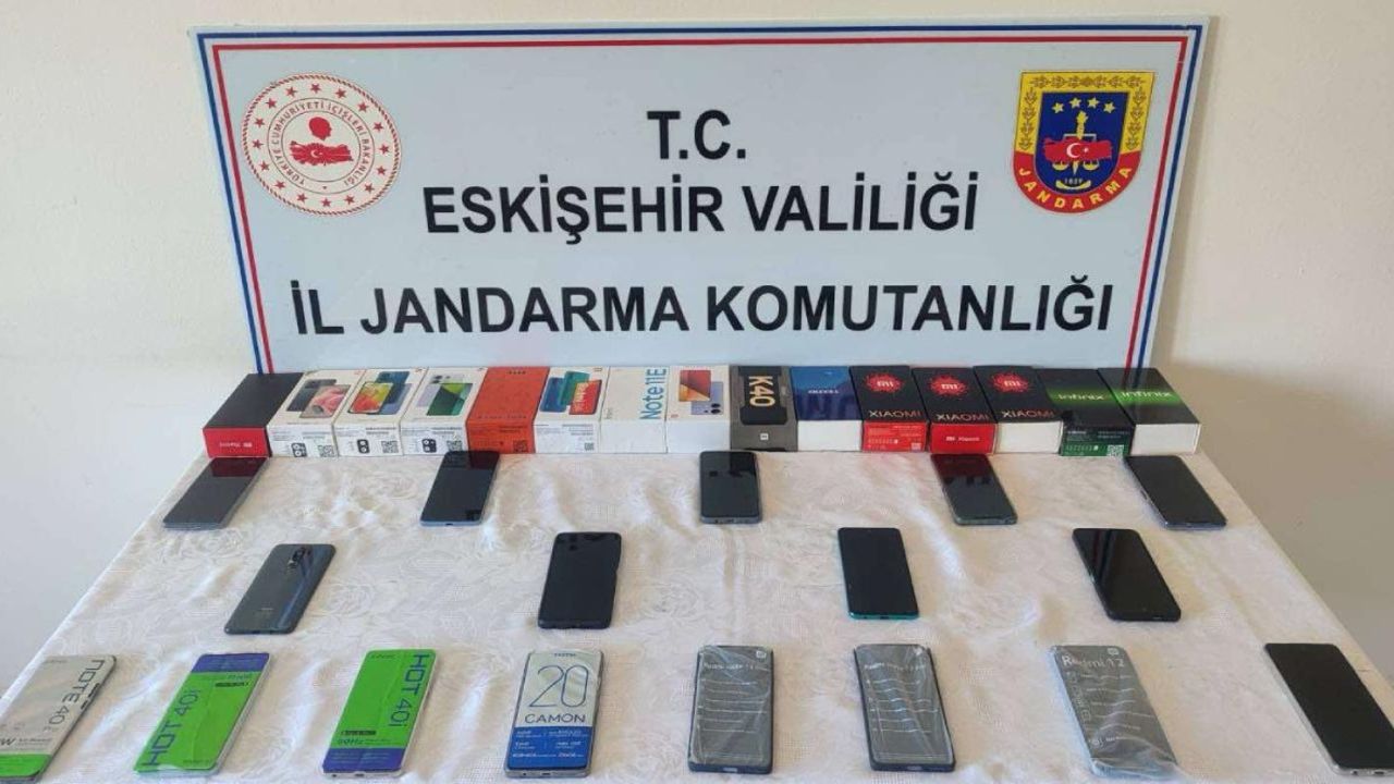 Eskişehir’de kaçak cep telefonlarına yakalandı! Kaçmaktan kurtulamadı