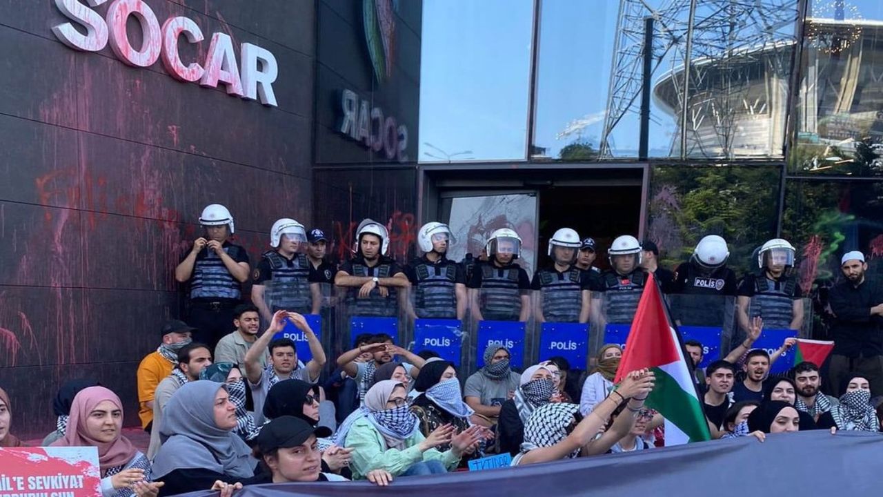 Filistin için Bin Genç Grubu’ndan Socar’a kırmızı boya ile protesto: “Kanlı ticarete geçit vermeyeceğiz!”