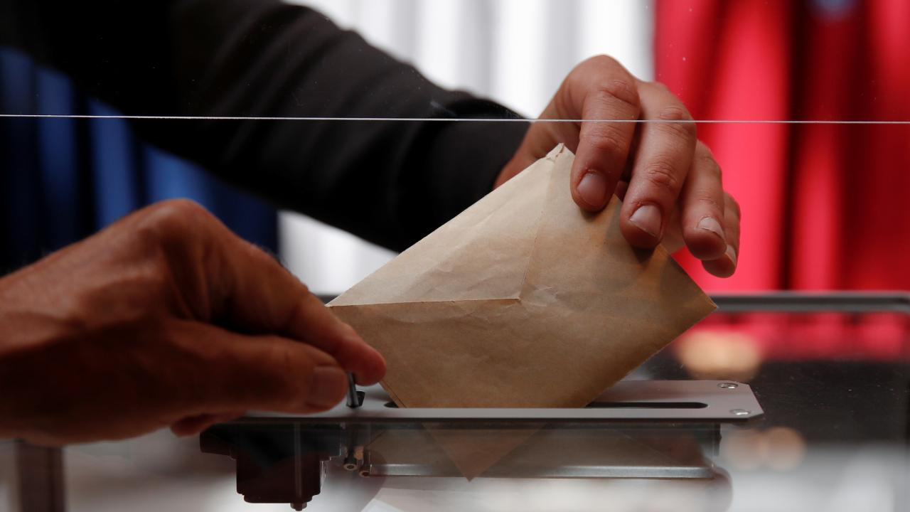Fransa seçimlerinde ilk sonuçlar gelmeye başladı: Aşırı sağ seçimi önde götürüyor