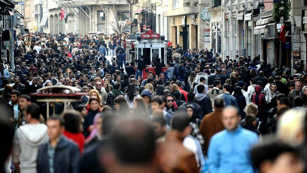 Gençlerin ekonomiden umudu kesildi; Türkiye’de yaşama isteği azaldı