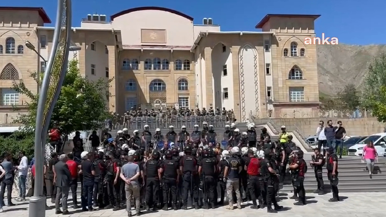 Hakkari Belediye Başkanına verilen hapis cezasının ardından yurttaşlar sokağa çıktı