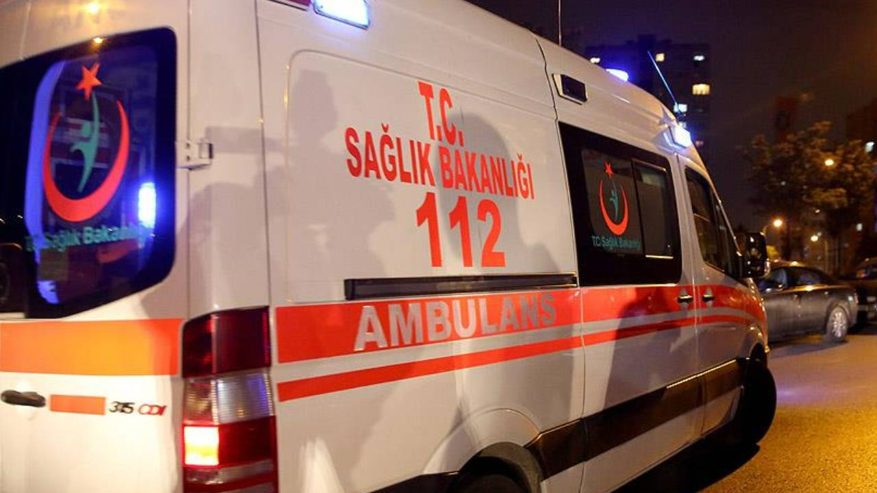 Hasta taşıyan ambulansın önünü kesip sağlık personellerini darp ettiler!