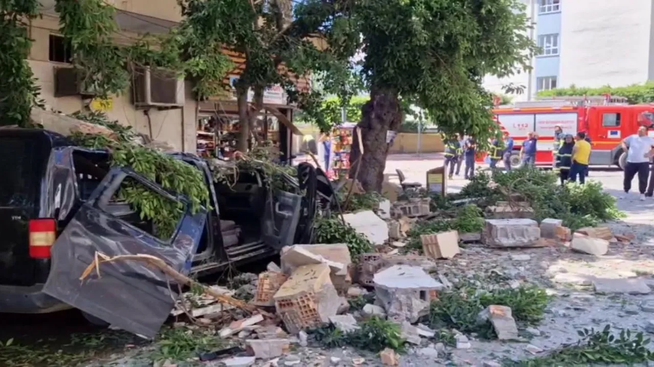 Hatay’da korkutan patlama! Payas ilçesindeki 2 katlı binada hasar oluştu