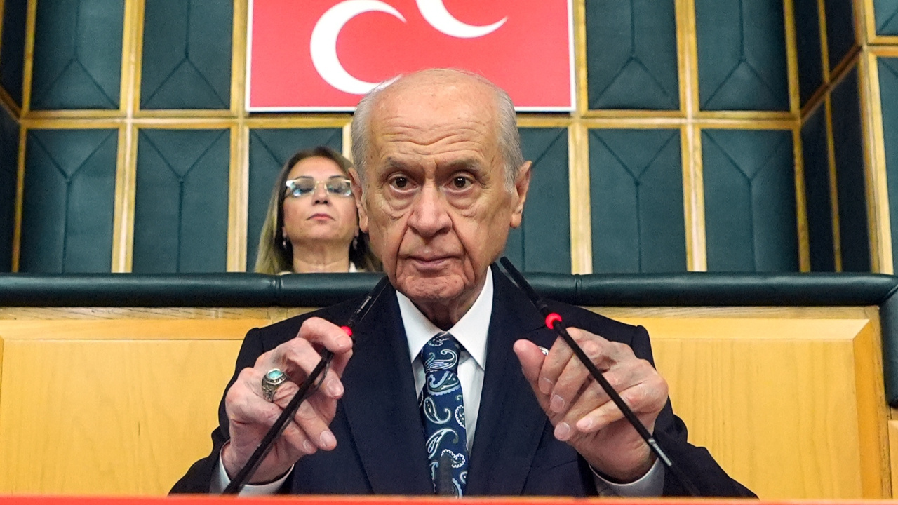 ‘İttifakta çatlak’ iddiaları gündemde: Devlet Bahçeli’nin yüzüğü ve rozeti dikkat çekti