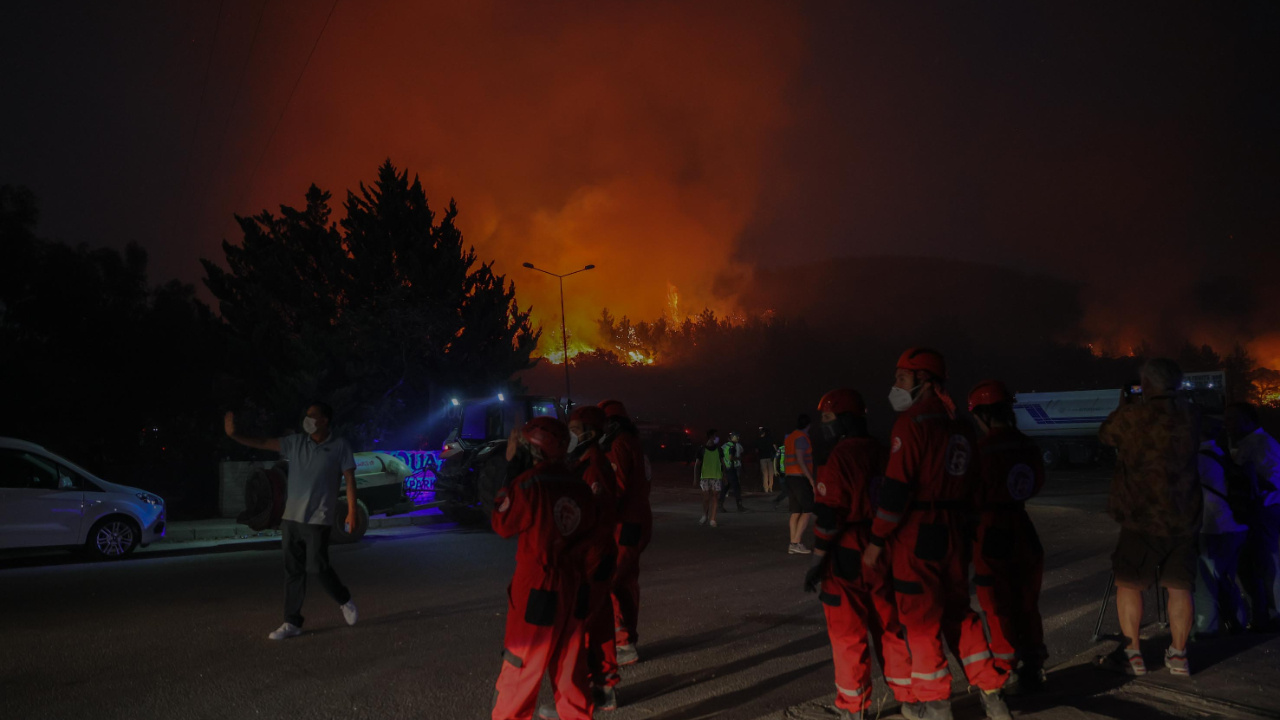 İzmir yanıyor! 5 ilçede yangınla yoğun mücadele devam ediyor