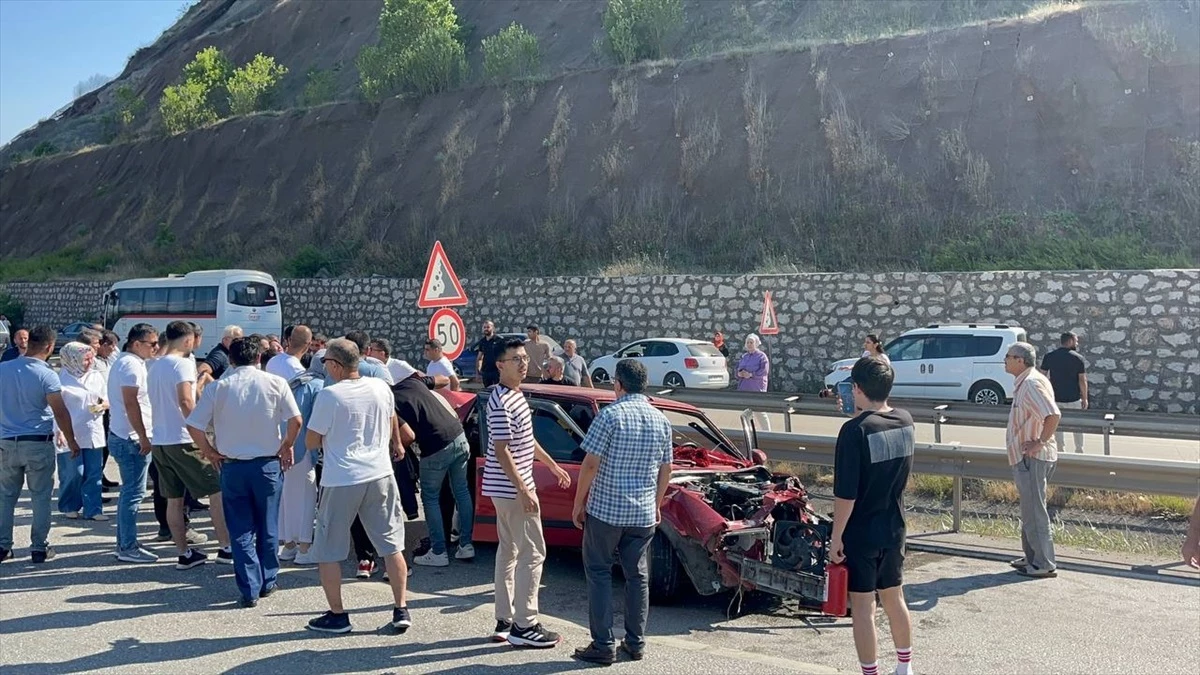 Karabük’te bariyere çarpan otomobildeki 4 kişi yaralandı