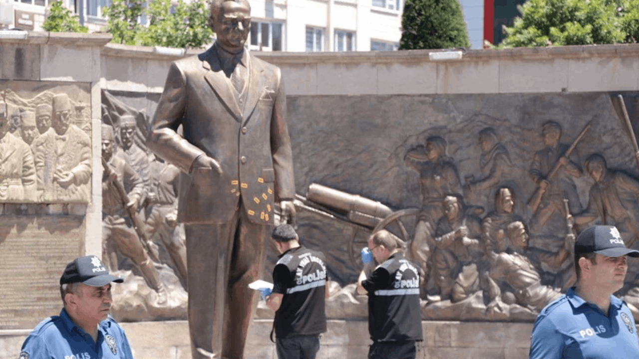 Kayseri’de Atatürk anıtına baltayla saldıranlar tutuklandı!