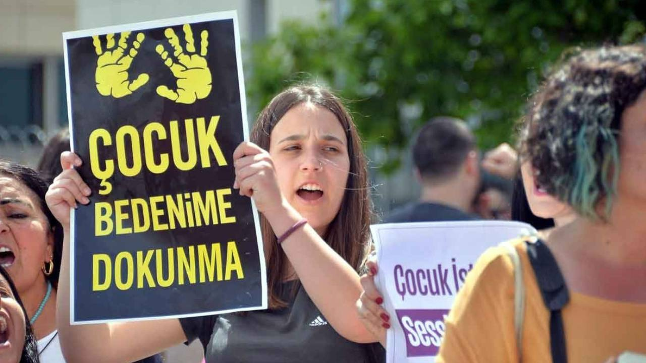 Kız çocuğuna sokak ortasında dehşeti yaşattılar! Lüks araçla kaçırmaya çalıştılar