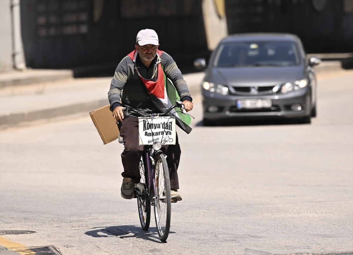 Öğretmen Bisikletle Protesto Yaptı