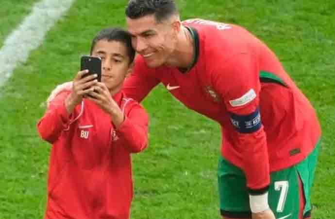 Ronaldo ile fotoğraf çekilen Türk çocuk 10 numaraymış! – Ankaragündem