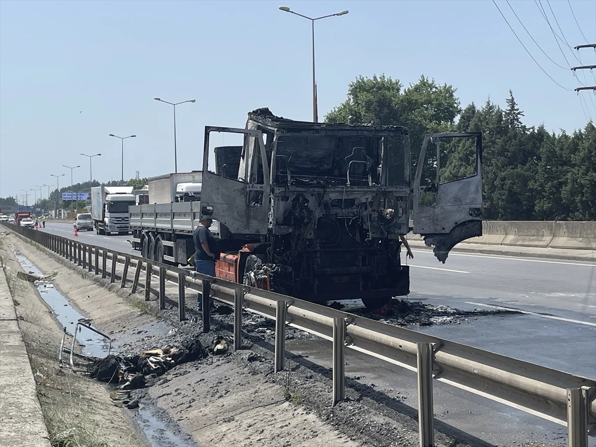 Sakarya’da seyir halindeki tır alev aldı