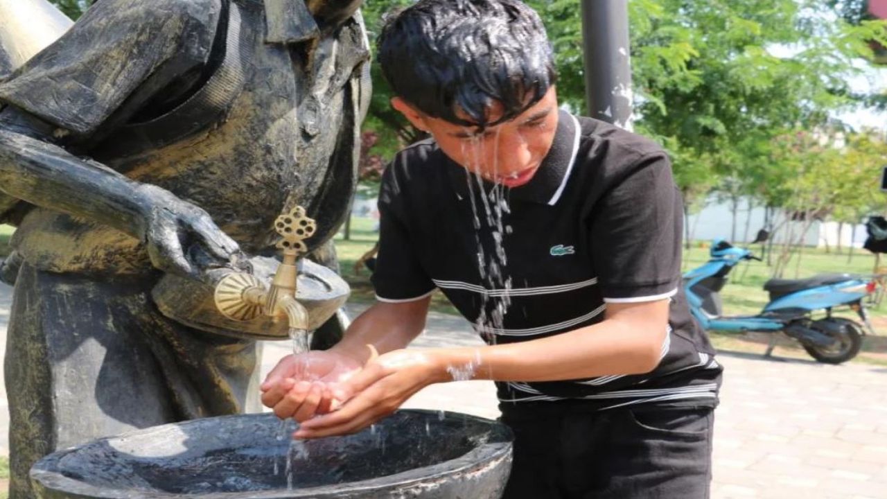 Şanlıurfa 52 dereceyi gördü! Vatandaşların serinleme mücadelesi…