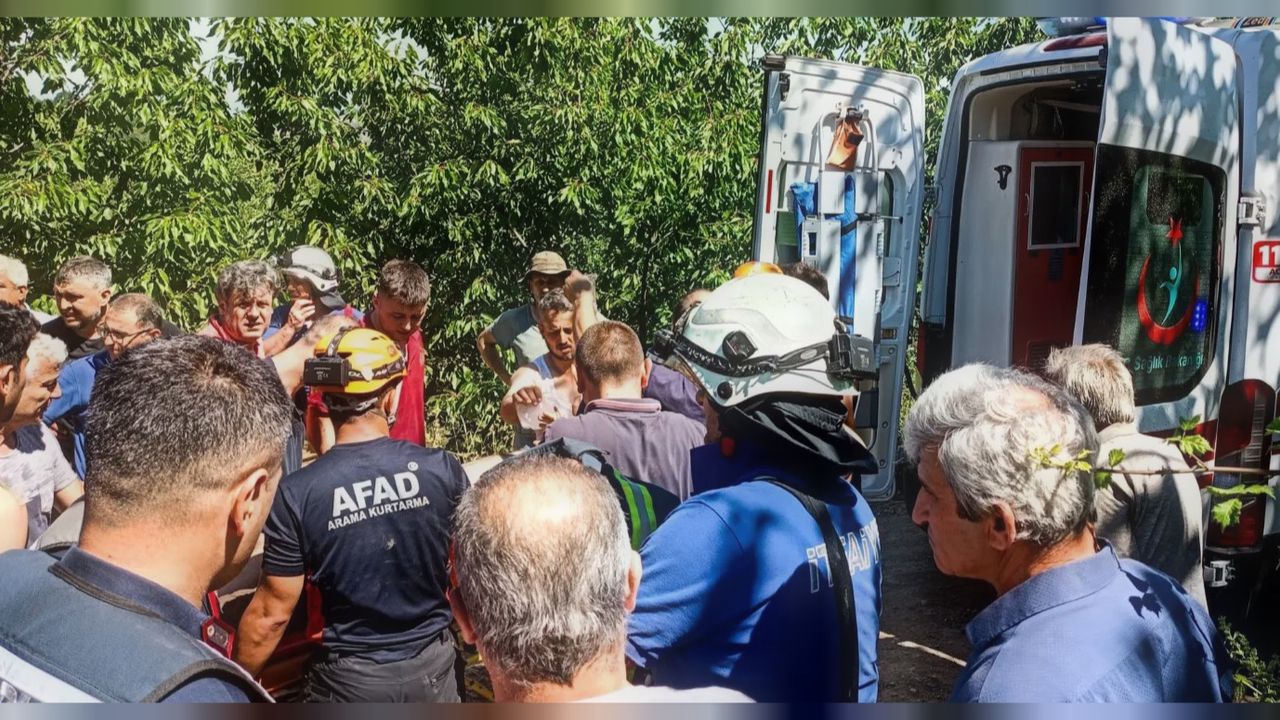 Şarampole yuvarlanan traktörün sürücüsü 1 saatin ardından kurtarıldı!