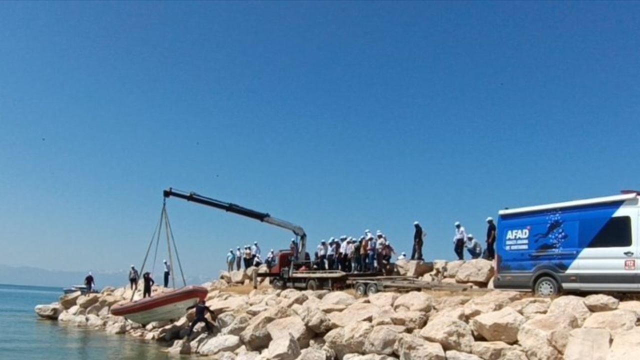 Serinlemek amacıyla girdiği Van Gölü’nde kayboldu! Arama çalışmaları sürüyor