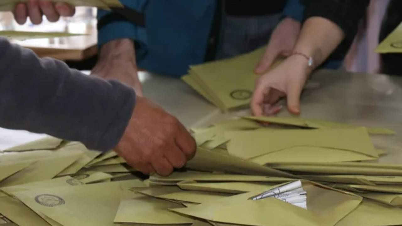 Temizlik görevlisi sayılmayan oyları çöpe attı, mahalleli bir kez daha sandığa gitti