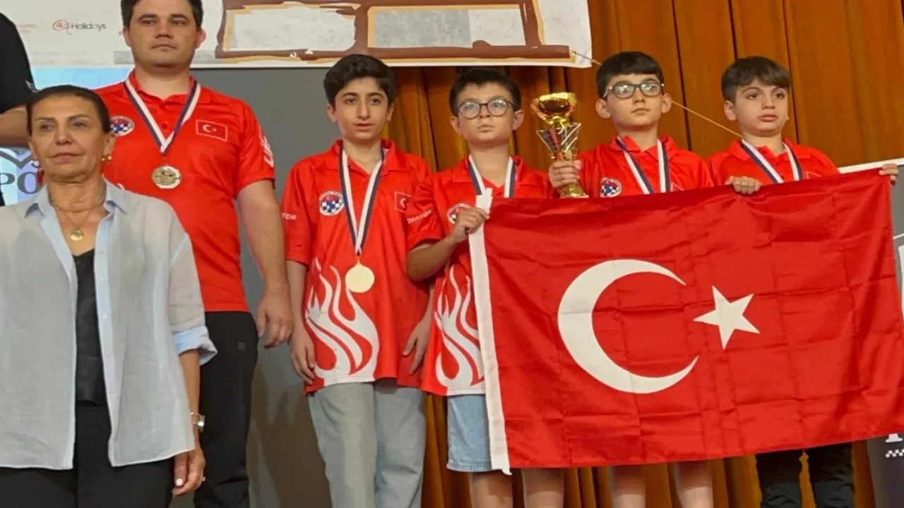 Türk satranççılar Avrupa’da tarih yazdı! Genç milliler Rodos’tan büyük başarıyla döndü
