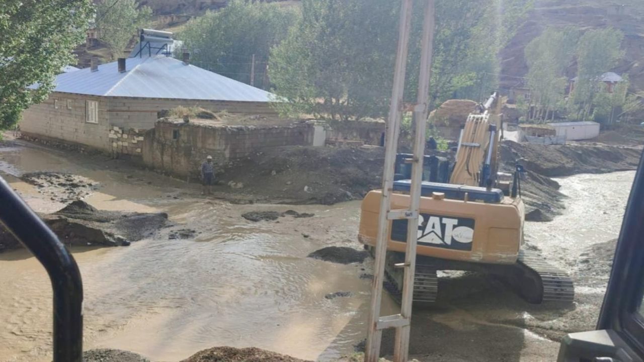 Van’ın Başkale, Saray ve Muradiye ilçelerinde sağanak yağış sele yol açtı