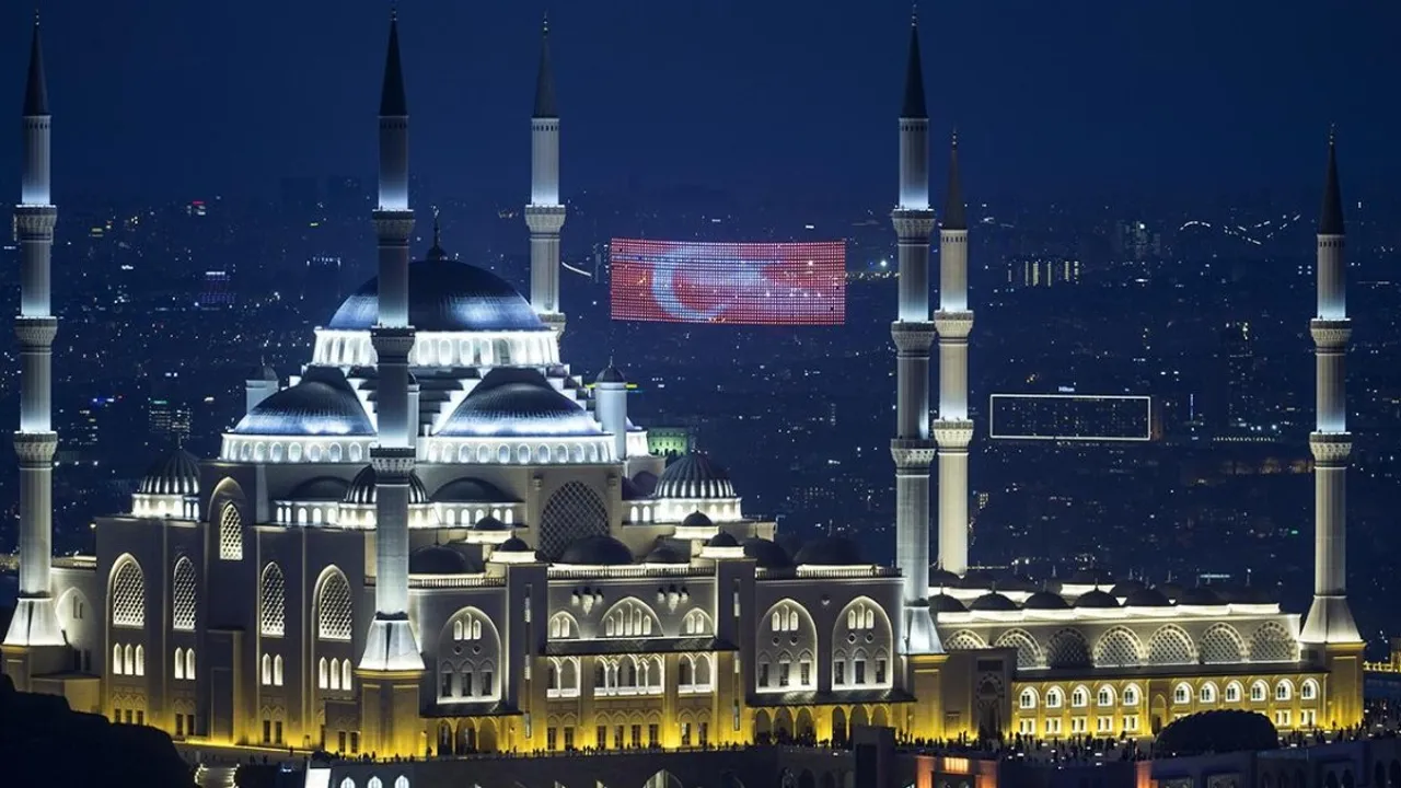 15 Temmuz direnişinin 8. yıl dönümünde 90 bin camiden sela yükseldi