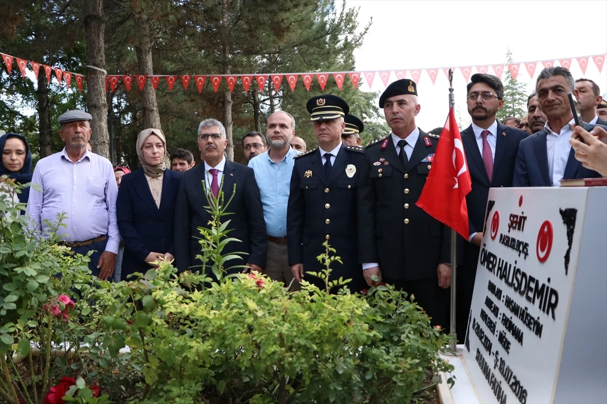 15 Temmuz kahramanı şehit Ömer Halisdemir’in kabri başında tören düzenlendi