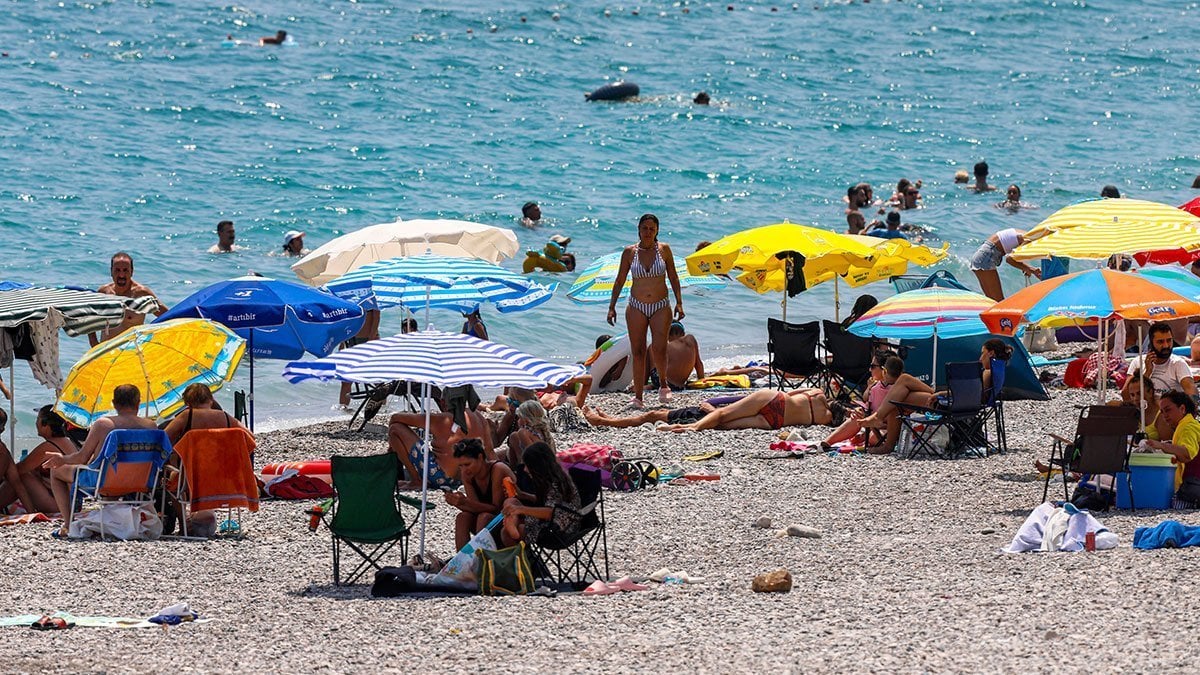 Plaja giden birçok kişi aynı hatayı yapıyor: Islak mayoyla oturmayın! Meğer bakteri yuvasına dönüşüyormuş