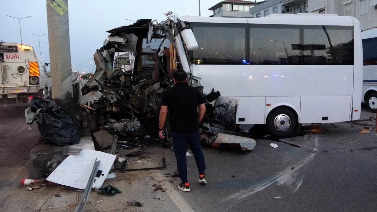 Antalya’da tur midibüsü bariyere çarptı: Şoför hayatını kaybetti, 20 kişi yaralandı