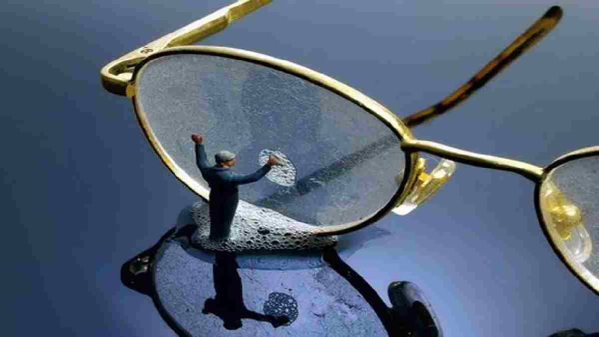 Şahin gibi gören gözlerin sırrı gözlük temizliğinde yatıyor! Peki gözlük camı nasıl temizlenmeli? İşte en etkili yöntem…