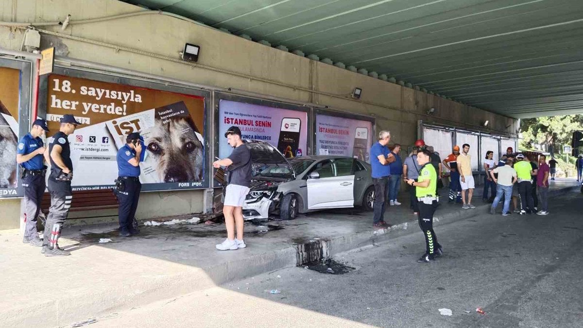 Pendik’te zincirleme kaza: Otomobil durağa daldı