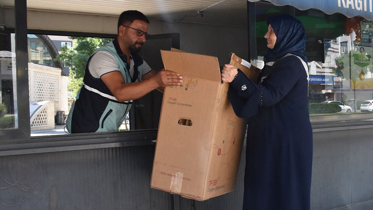 Atık eşya toplama nedenini öğrenince herkes çöpünü ona götürüyor! Sokaklarda yolunu gözlüyorlar