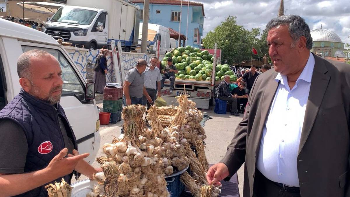 CHP’li Gürer pazar esnafını ziyaret etti: 7’den 70’e geçinemiyoruz