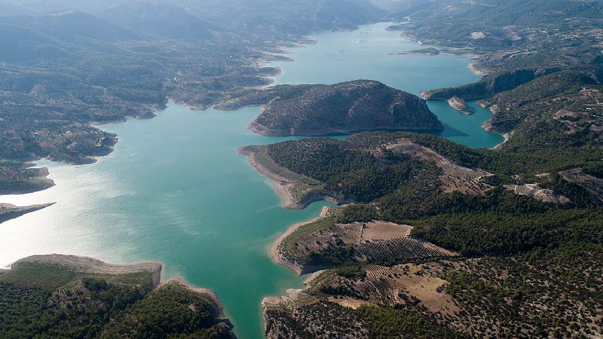 Muğla değil, İzmir hiç değil!  Ege’nin saklanmış mavi cenneti! 2 saatte geziliyor, huzurun kitabını yazıyor