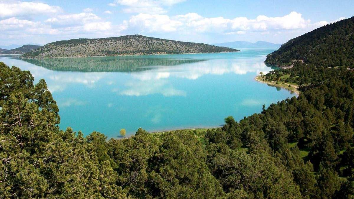 Türkiye’nin en büyük şehrinin sınırları daralıyor! Göle nazır doğa harikası artık o şehre ait