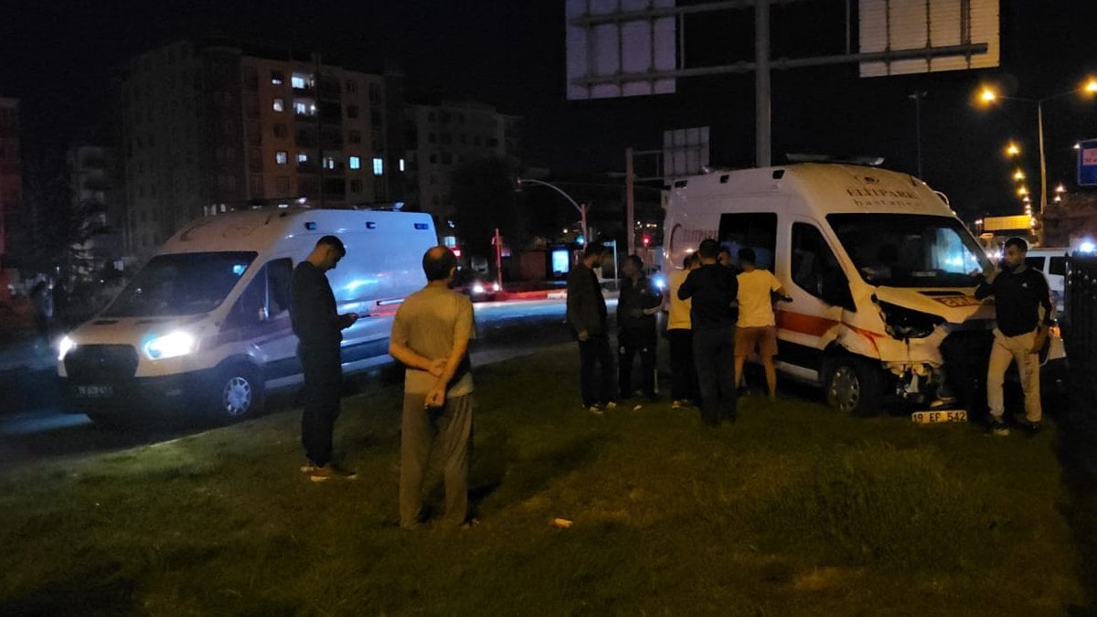 Ambulansla otomobil çarpıştı: Yaralılar var