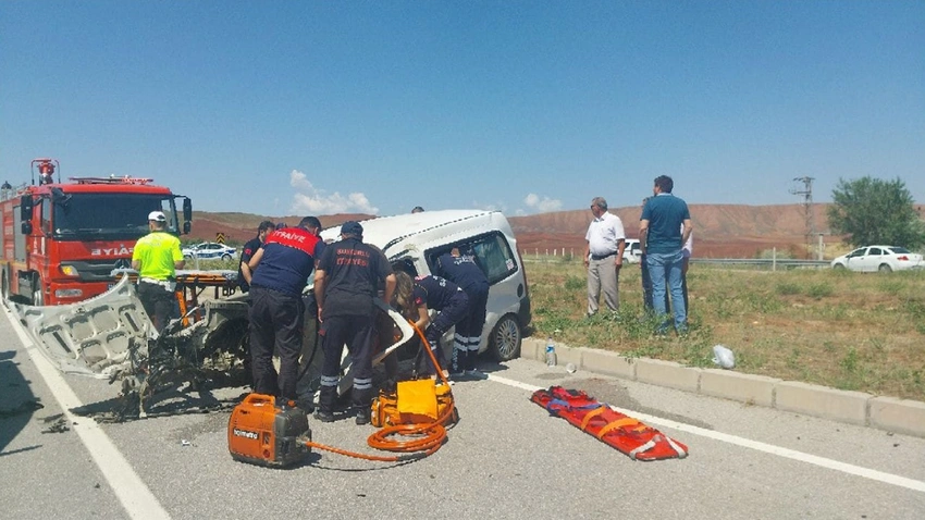 Çok sayıda yaralı var: Otomobil ile ticari araç çarpıştı! Acil ekipler sevk edildi