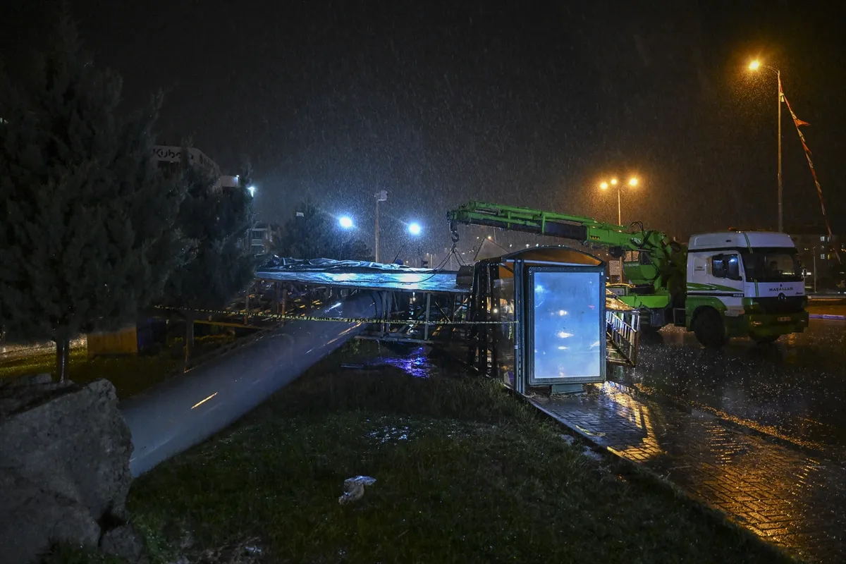 Dün akşam Ankara’da resmen kıyamet koptu: Hayatını kaybeden var! Ortalık savaş alanına döndü