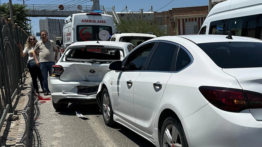 Zincirleme kaza oldu! Ortalık bir anda savaş alanına döndü: Yaralılar var