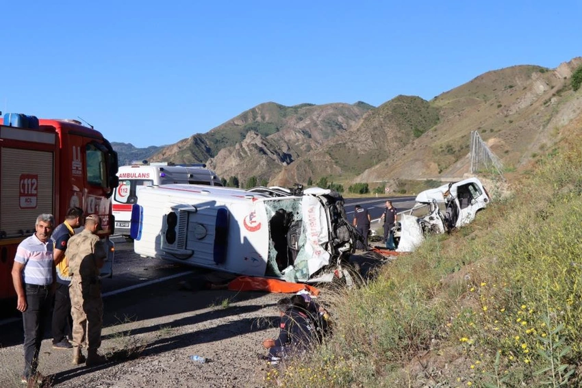 Ambulans ile ticari araç çarpıştı! Çok sayıda ölü ve yaralı var: Can pazarı kuruldu