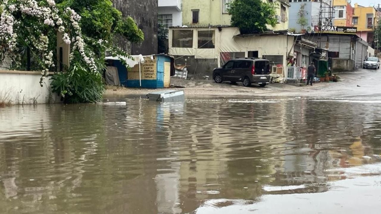 Adana’da şiddetli yağmur ve rüzgar hayatı felç etti! Ağaçlar söküldü, vinç devrildi