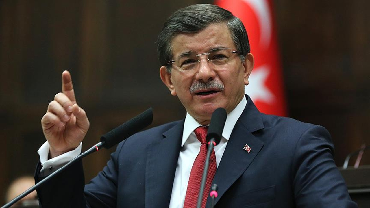 Ahmet Davutoğlu’ndan Çok Konuşulacak Darbe Çıkışı