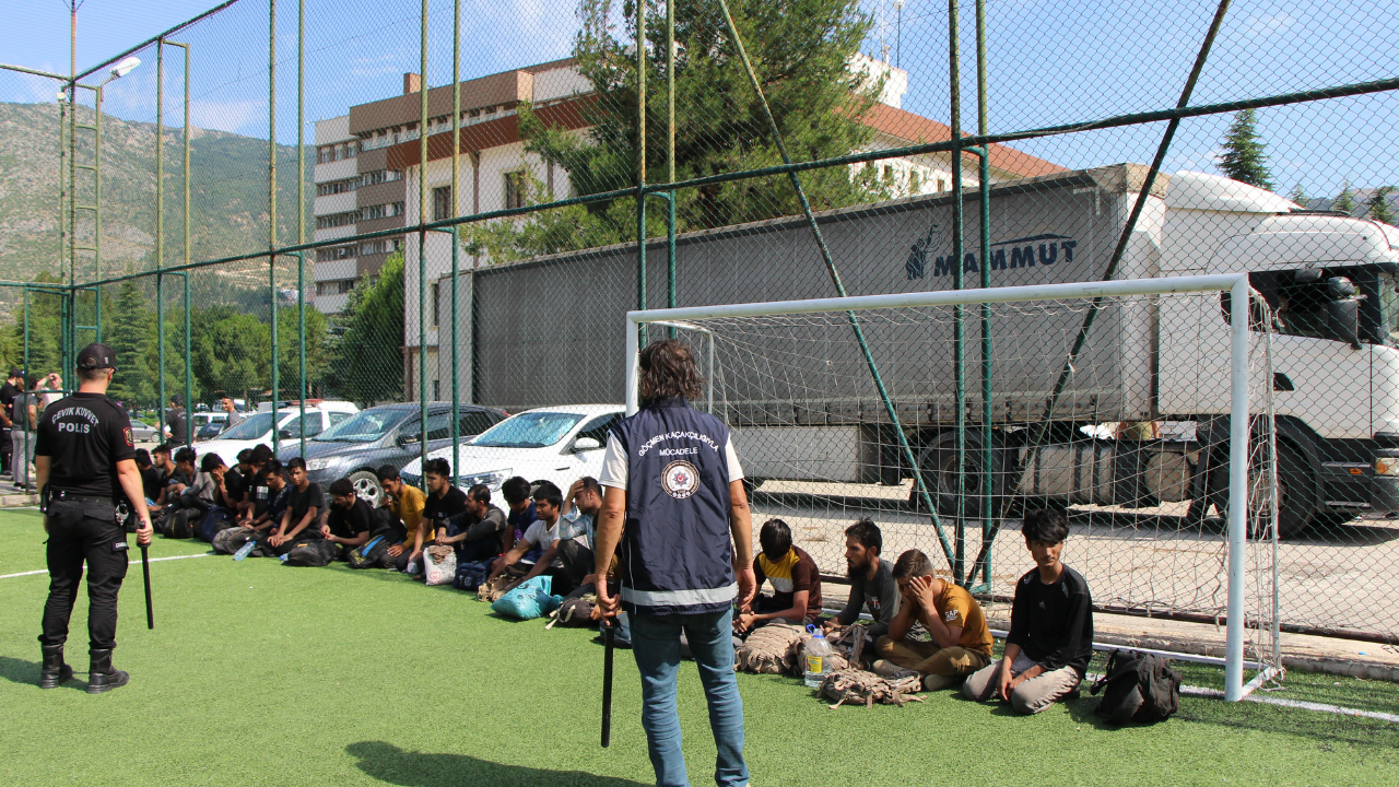 Alüminyum Yüklü TIR’dan 23 Kaçak Göçmen Çıktı